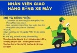 Nhân viên giao hàng bằng xe máy